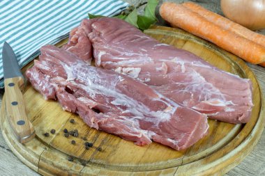 Kesme tahtasındaki çiğ domuz filetosu..