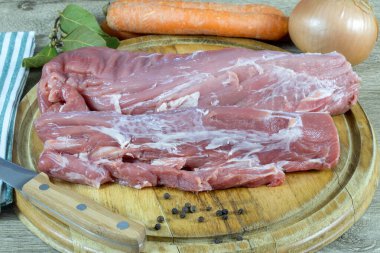 Kesme tahtasındaki çiğ domuz filetosu..