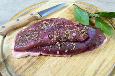 Çiğ ördek göğsü ve Guerande tuzu..