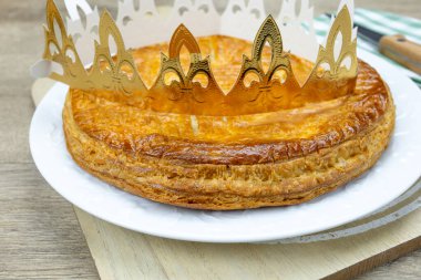 Galette des Rois beyaz tabakta.