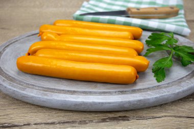 Tahta kesme tahtasındaki Francfort sosisleri.