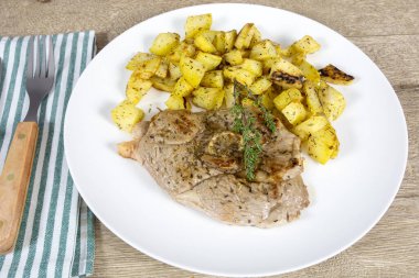 Bir dilim kuzu budu ve kızarmış patates..