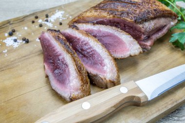 Tahta kesme tahtasında ızgara ördek göğsü..