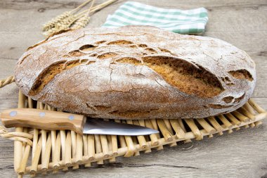 Bir tezgahta un ekmek.