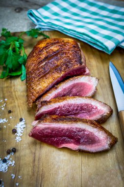 Tahta kesme tahtasında ızgara ördek göğsü..