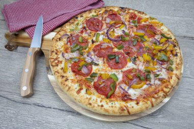 Chorizo, biber ve kırmızı soğanlı pizza..