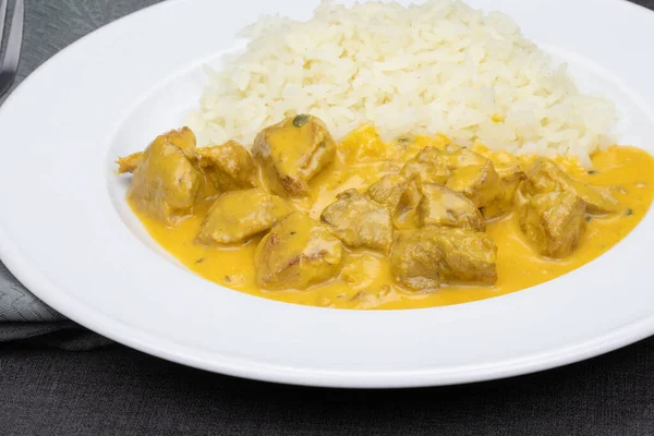 Hühnerstücke Mit Currysoße Und Reis Einem Teller — Stockfoto