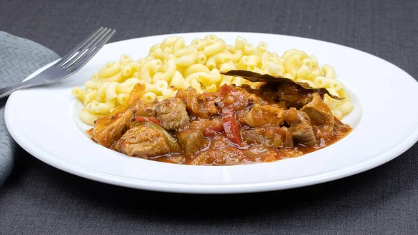 Trozos Cerdo Cocidos Con Salsa Tomate Pasta — Foto de Stock