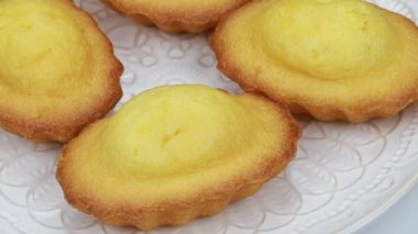Madeleines beyaz tabakta 