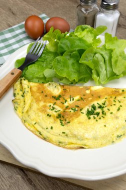Peynir ve soğanlı omlet tabağı