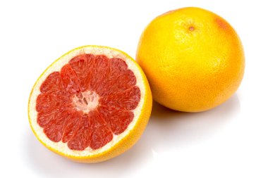 Beyaz arkaplanda izole edilmiş taze greyfurt
