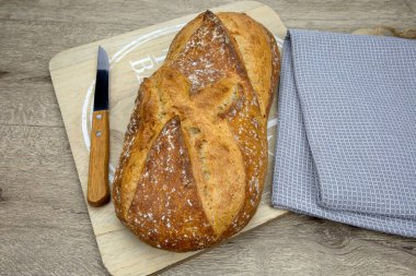 Tahta masada taze pişmiş ekmek.