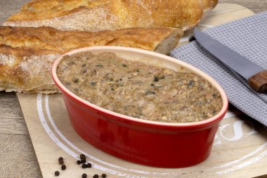 Köfte tabağı ve ekmek kesim tahtasının üzerinde.