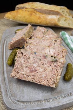 Domuz eti ezmesi ve turşu, masada taze ekmek.