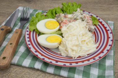 Tahta masada sebzeli sahanda yumurta.