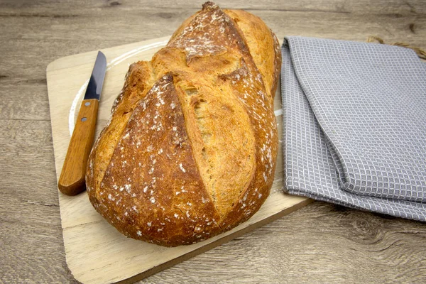Frisches Brot Auf Holztisch — Stockfoto