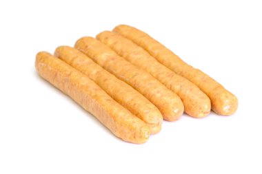 Beyaz arka planda izole edilmiş tavuk sosisleri