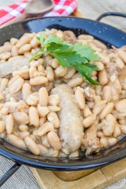 Cassoulet adlı Fransız yemeği domuz eti, ördek ve beyaz fasulyeden oluşur.