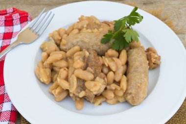 Cassoulet adlı Fransız yemeği domuz eti, ördek ve beyaz fasulyeden oluşur.