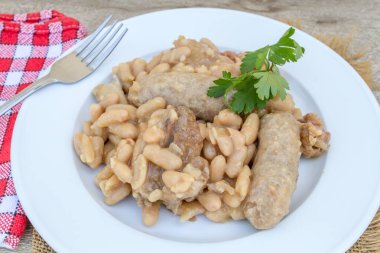 Cassoulet adlı Fransız yemeği domuz eti, ördek ve beyaz fasulyeden oluşur.