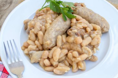 Cassoulet adlı Fransız yemeği domuz eti, ördek ve beyaz fasulyeden oluşur.