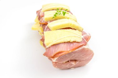 Çiğ domuz rostosu. Pişirmeye hazır. Et ve peynirli rulo. 