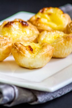 Kremalı ev yapımı puf böreği, küçük Portekiz turtası.