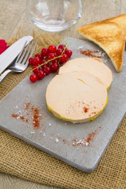 Frenk üzümlü kaz ciğeri dilimleri