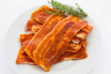 Kırmızı biberli ve otlu domuz göğsü. 