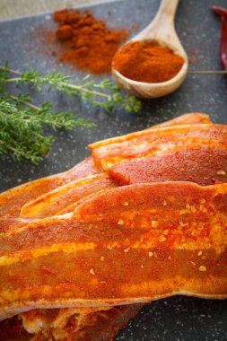 Kırmızı biberli ve otlu domuz göğsü. 