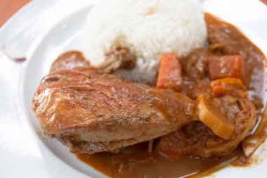 Senegal usulü tavuk ve pirinç. 