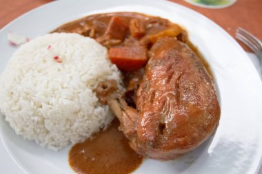 Senegal usulü tavuk ve pirinç. 