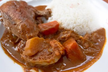 Senegal usulü tavuk ve pirinç. 