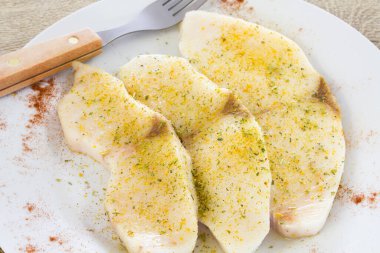 Tabakta çiğ köpekbalığı bifteği