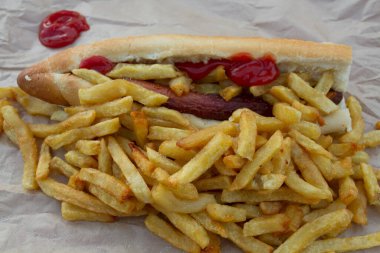 Ketçaplı patates kızartması.