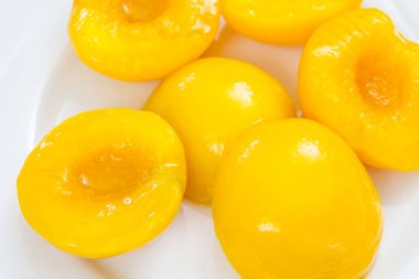 Kaynamış sarı şeftali konservesi 