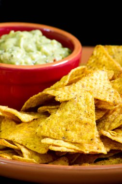 Guacamole soslu nacho.