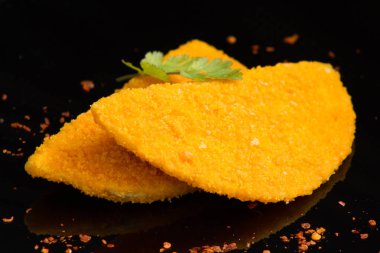 Siyah arka planda kızarmış nugget.