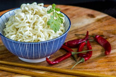 Bir kase biberli erişte. 