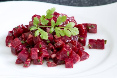 Pancar pancarından salata sosuna bir tabakta