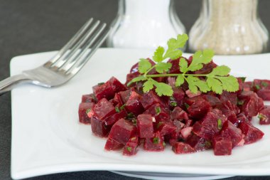 Pancar pancarından salata sosuna bir tabakta