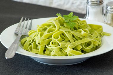 Ispanaklı ve parmesanlı yeşil spagetti.