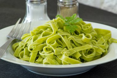 Ispanaklı ve parmesanlı yeşil spagetti.