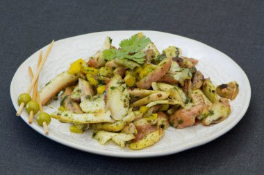 Sebzeli, patatesli ve otlu tavuk göğsü.