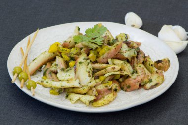 Sebzeli, patatesli ve otlu tavuk göğsü.