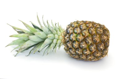 Beyaz arkaplanda izole edilmiş ananas