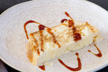 Beyaz tabakta bir parça kek. 