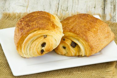 Taze kruvasan tabakta