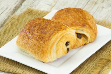 Taze kruvasan tabakta