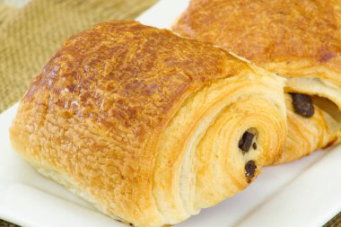 Taze kruvasan tabakta